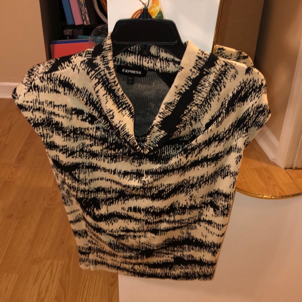 Stylish weather no sleeve top